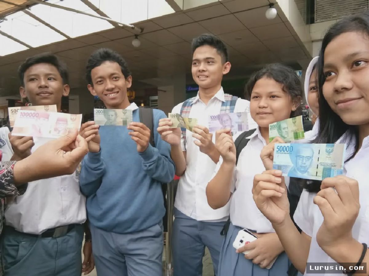 JAKARTA — Rupiah Tertekan Kebijakan The Fed dan Lonjakan Harga Minyak