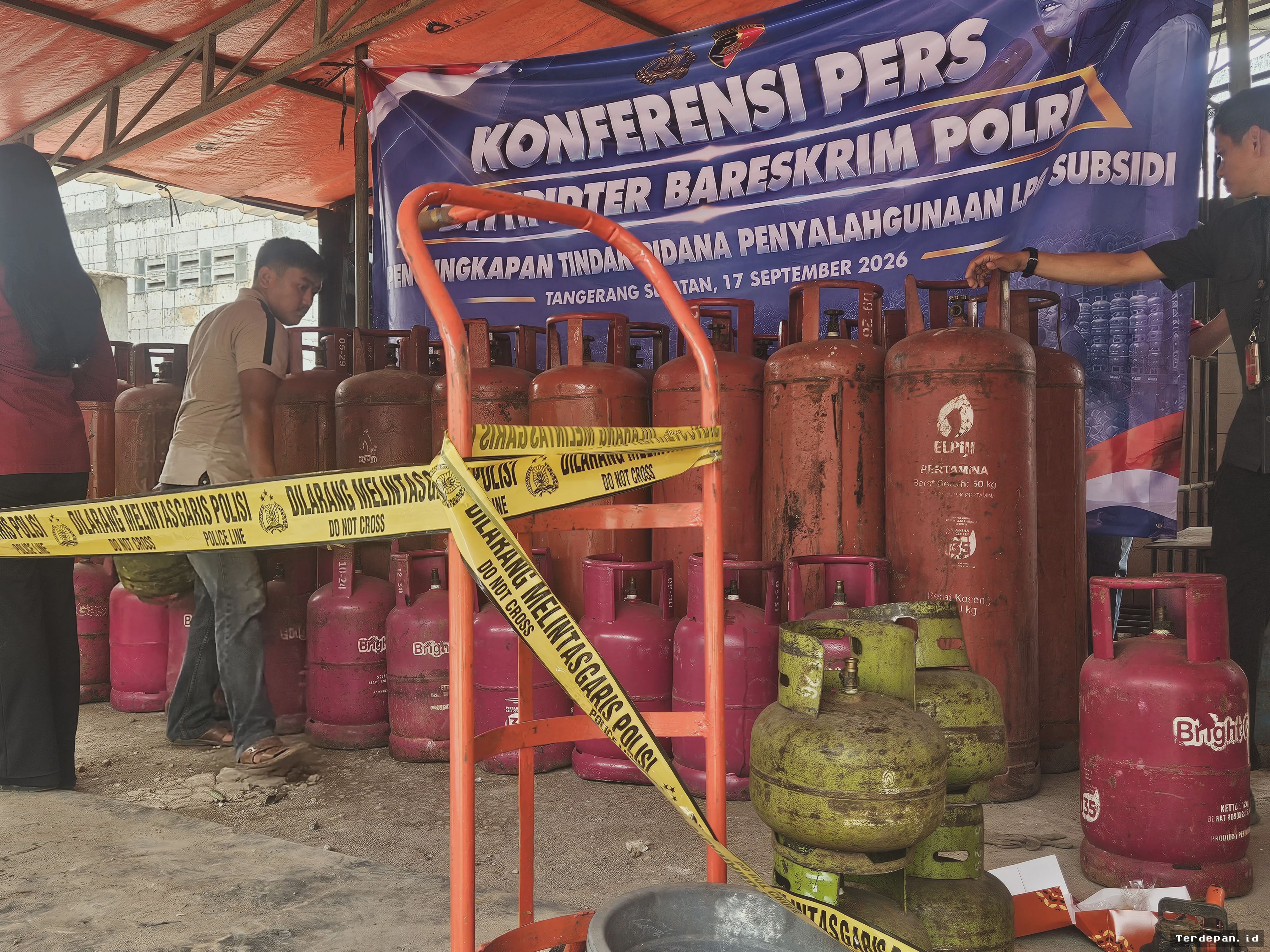 Bareskrim Gerebek Gudang Pengoplosan Gas Elpiji Subsidi di Tangerang Selatan
