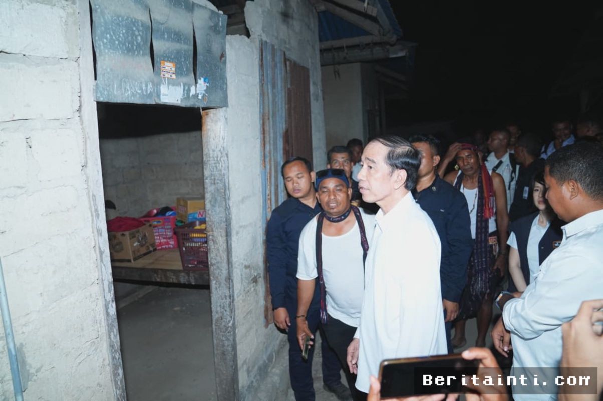 Jokowi Tinjau Langsung Warga Terdampak Gempa di Pulau Palue NTT
