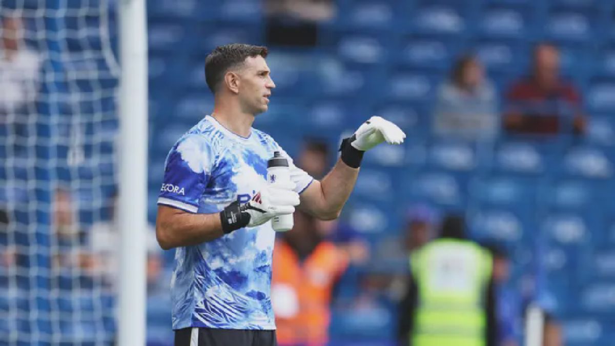 The user wants me to rewrite a news article about Emiliano Martinez