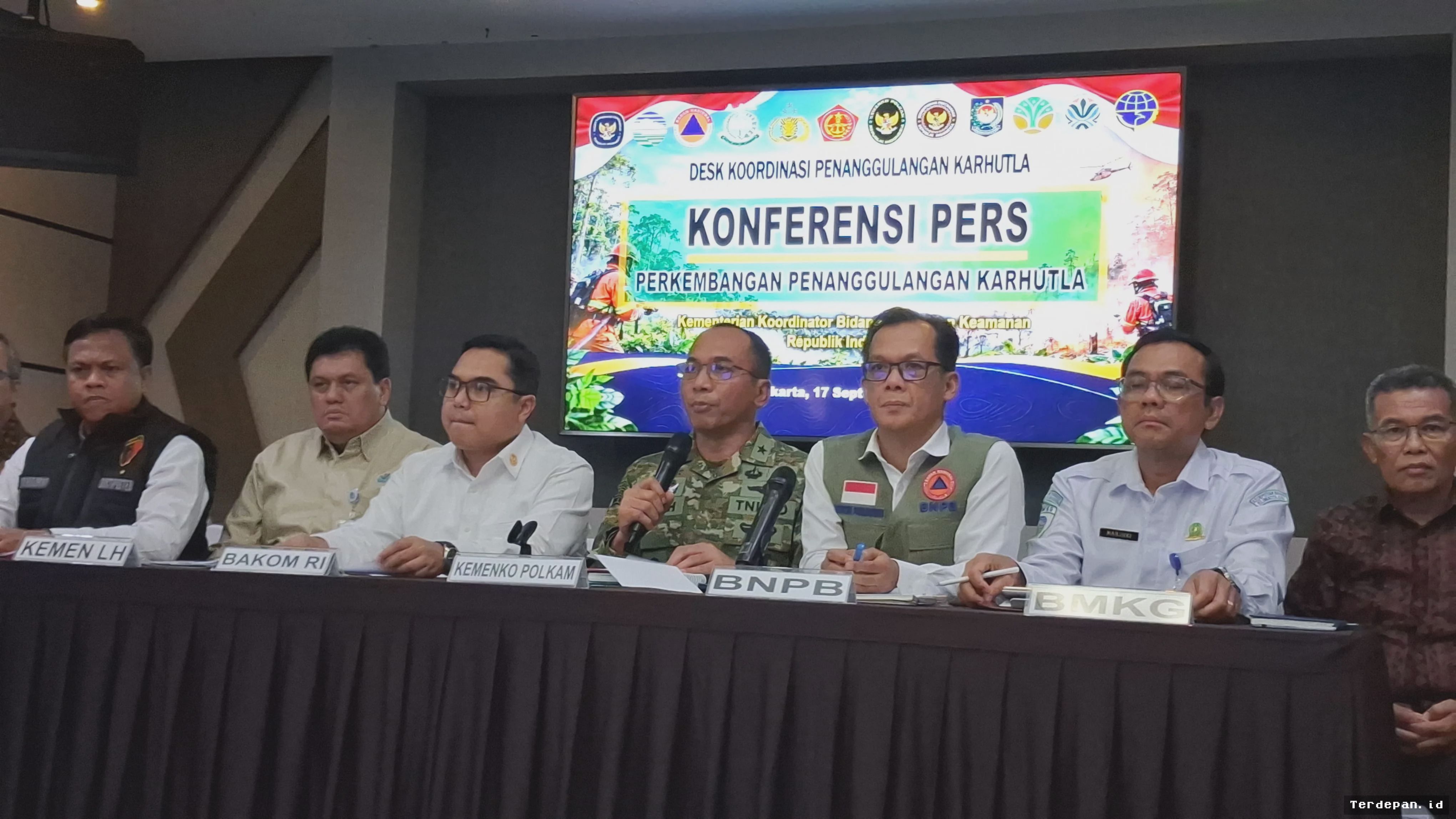 Kemenko Polkam Intensifkan Pemadaman Karhutla di Wilayah Terdampak