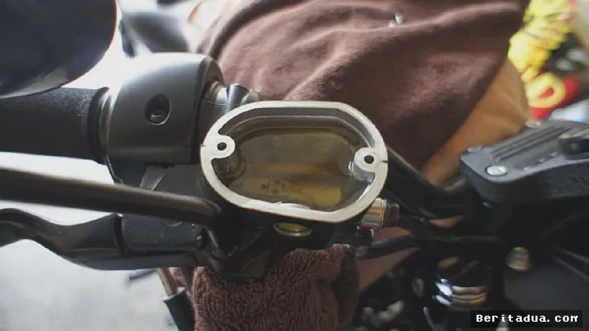JAKARTA — Pakar Otomotif Ungkap Bahaya Laten Abaikan Penggantian Minyak Rem