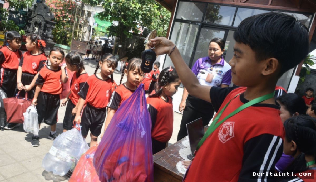 DENPASAR — Bank Sampah SDN 5 Pedungan Hasilkan Tabungan Siswa Jutaan Rupiah