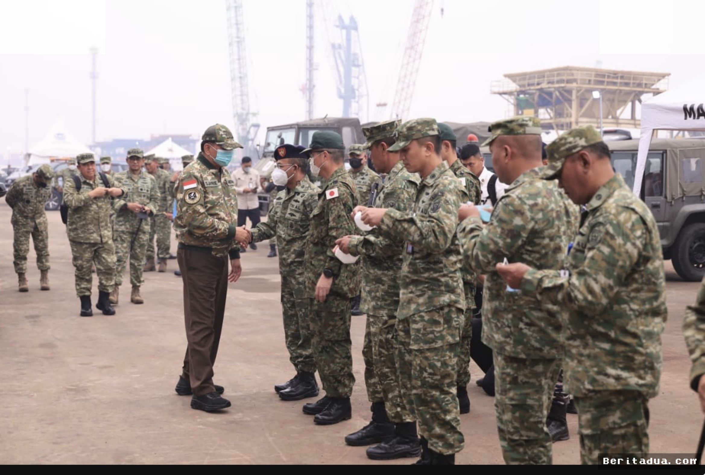Menhan Sjafrie Tinjau Kapal Jepang untuk Pemadaman Karhutla