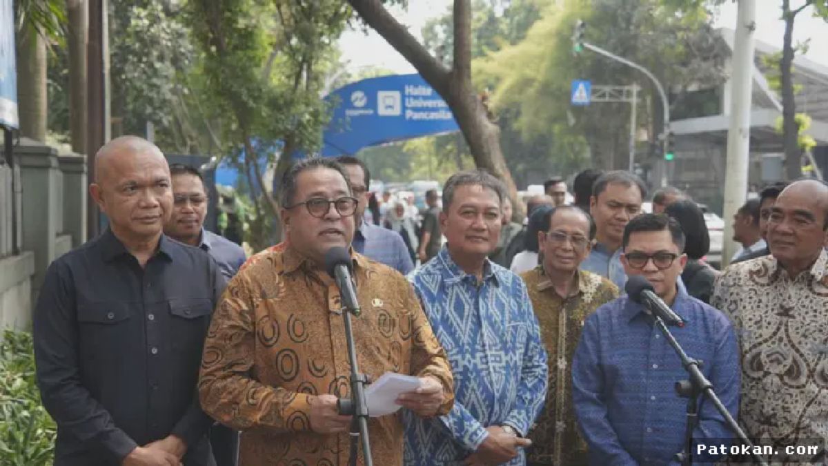 JAKARTA — Rano Karno Resmikan Halte Transjakarta Universitas Pancasila