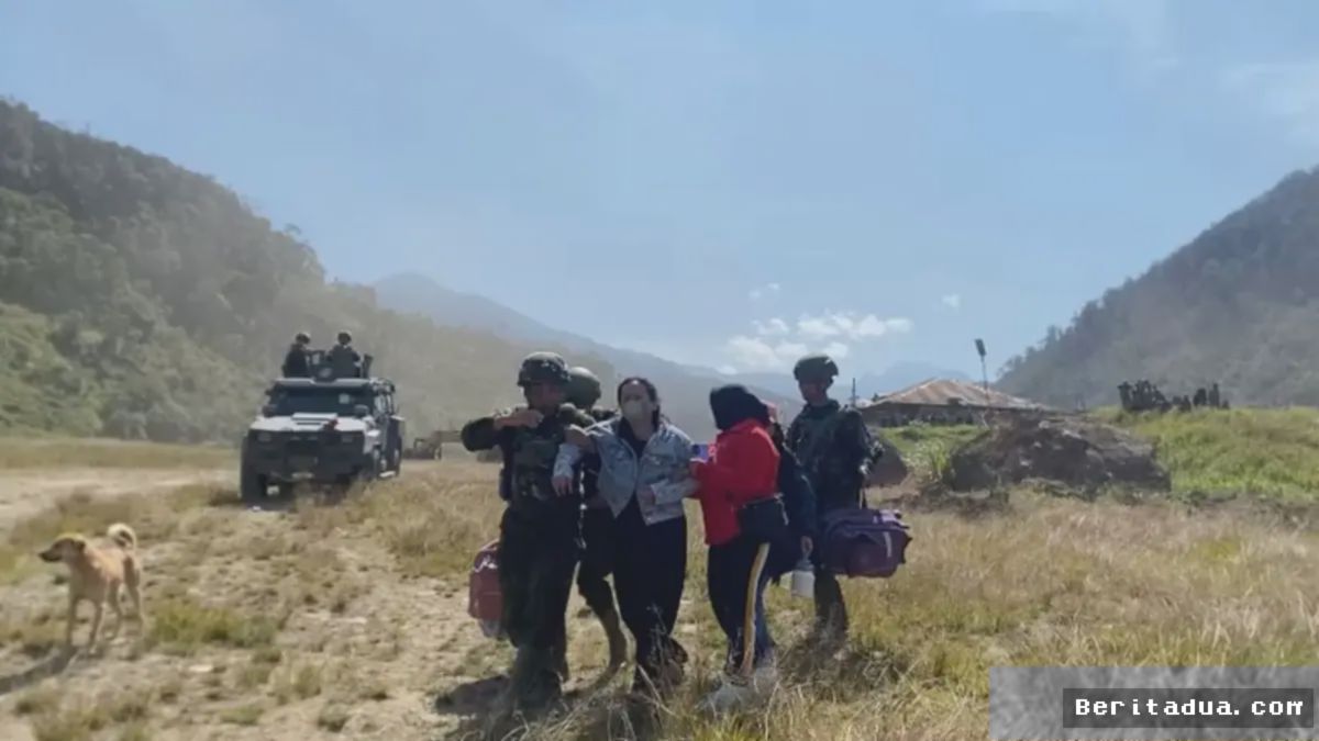 TNI Habema Evakuasi Istri Sopir Aris Sanda dari Mbua Menuju Wamena