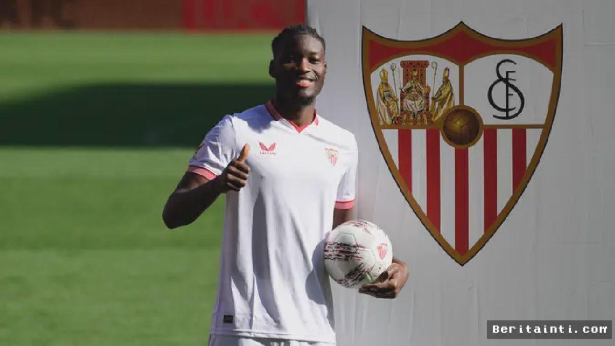 SEVILLA — Sevilla Resmi Rekrut Gelandang Muda Lucien Agoume
