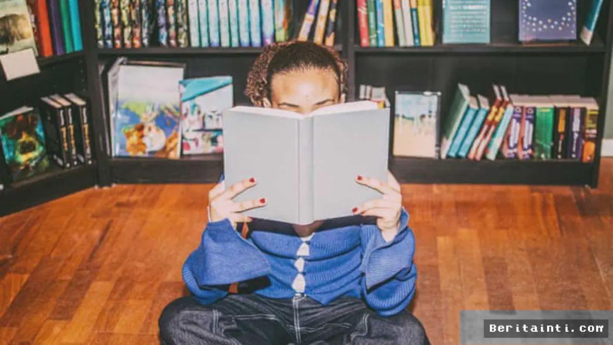 Singapura Bayar Warga Membaca Buku demi Lawan Doomscrolling