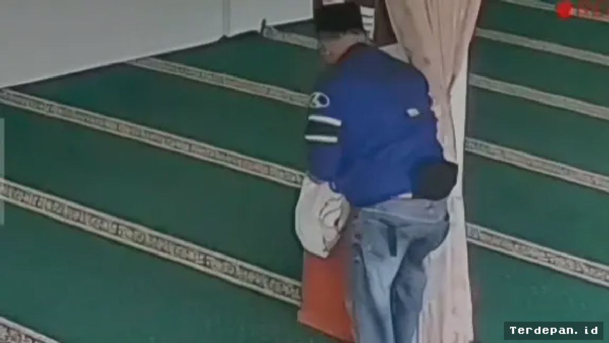 Cianjur — Pencurian Uang Kotak Amal Masjid Ar-Rahman Terekam CCTV