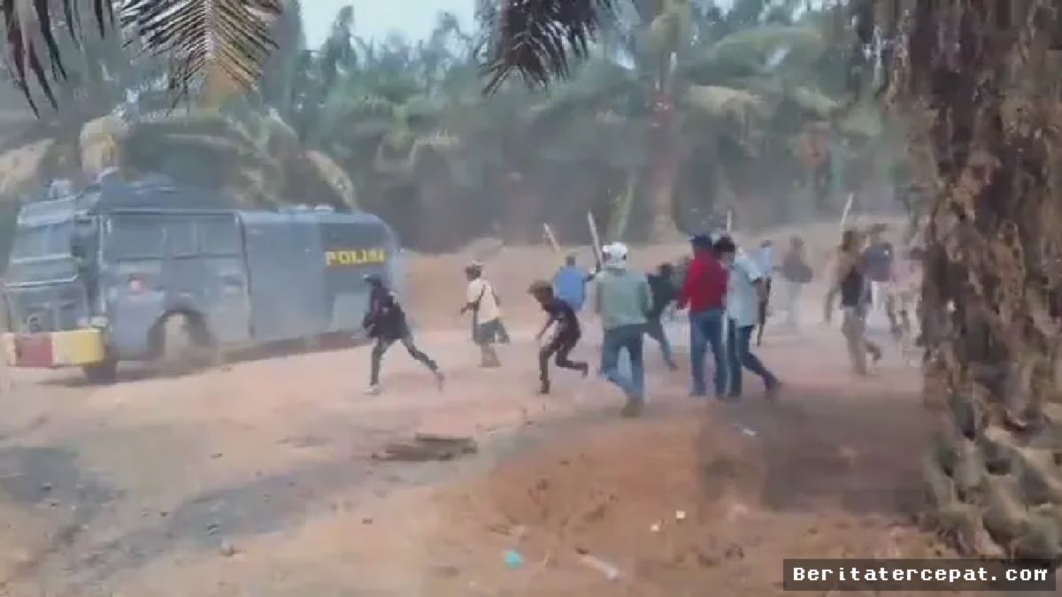 Mesuji — Mobil Water Cannon Polisi Dilempari Massa saat Padamkan Karhutla
