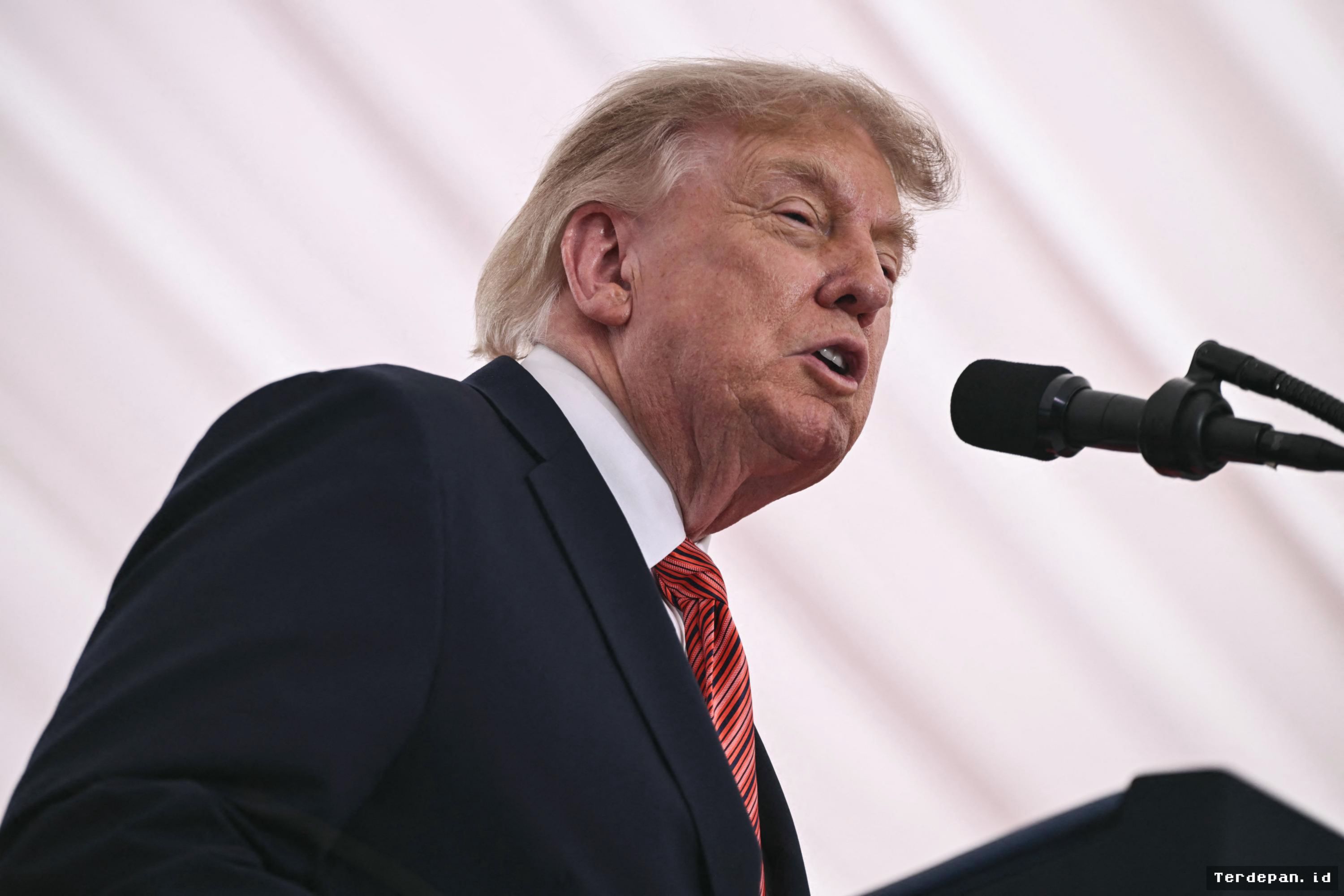 Donald Trump Kecam Putusan Mahkamah Agung Terkait Surat Suara Pos
