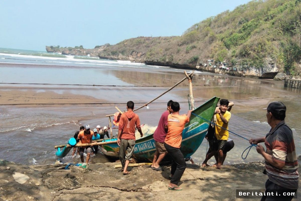 GUNUNGKIDUL — Ancaman Ubur-Ubur Mereda, Wisatawan Diminta Waspada Gelombang Tinggi