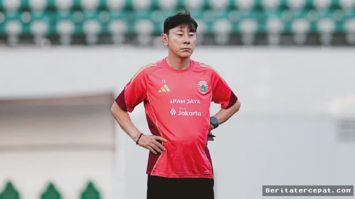 SAMARINDA — Shin Tae-yong Pimpin Latihan Perdana Persija di Samarinda