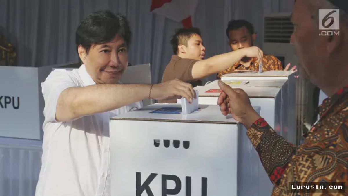 Jakarta — Gurator Soekarno Gunakan Hak Pilih, Coblos di TPS yang Sama dengan Sandiaga Uno