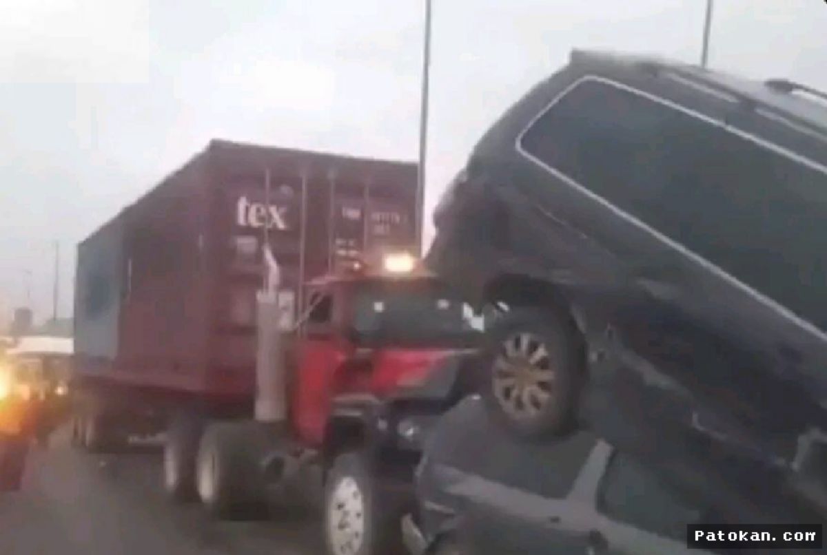 NIGERIA — Truk Kontainer Tabrak Deretan Mobil di Tol Lagos-Ibadan