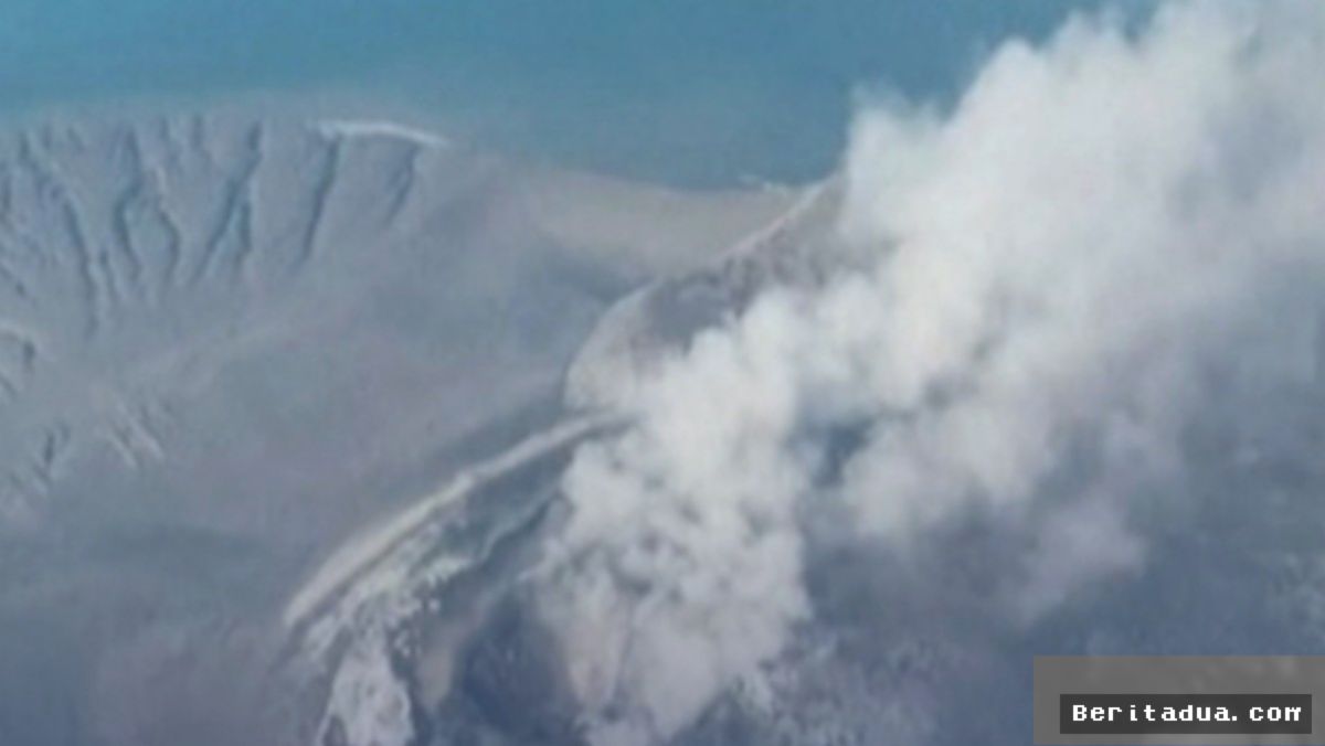 Gubernur Jabar Nekat Naik Kapal Pantau Erupsi Anak Krakatau