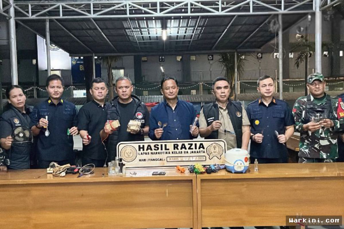 Petugas Gabungan Perkuat Razia Kamar Hunian Lapas Narkotika Jakarta