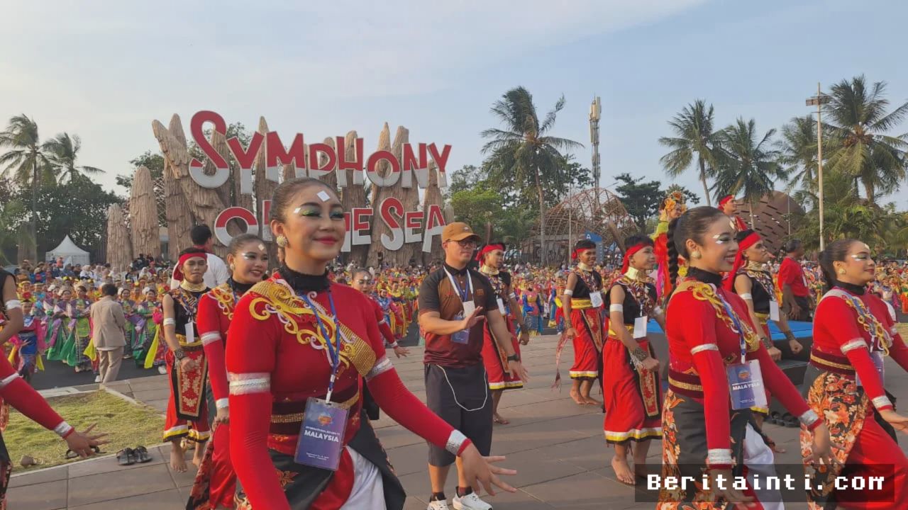 JAKARTA — Pertunjukan Tari Jali-Jali 12 Negara Raih Rekor MURI