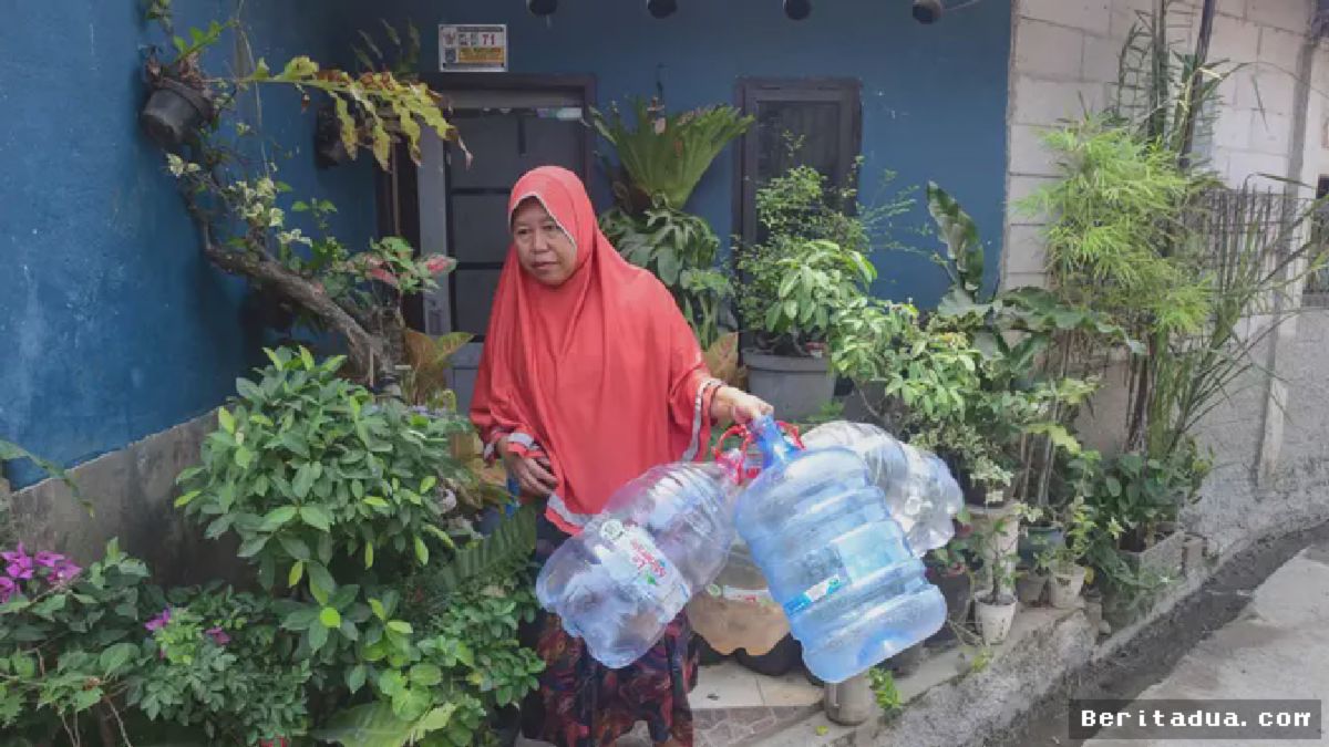 DEPOK — PMI Salurkan Bantuan Air Bersih Akibat Krisis PDAM