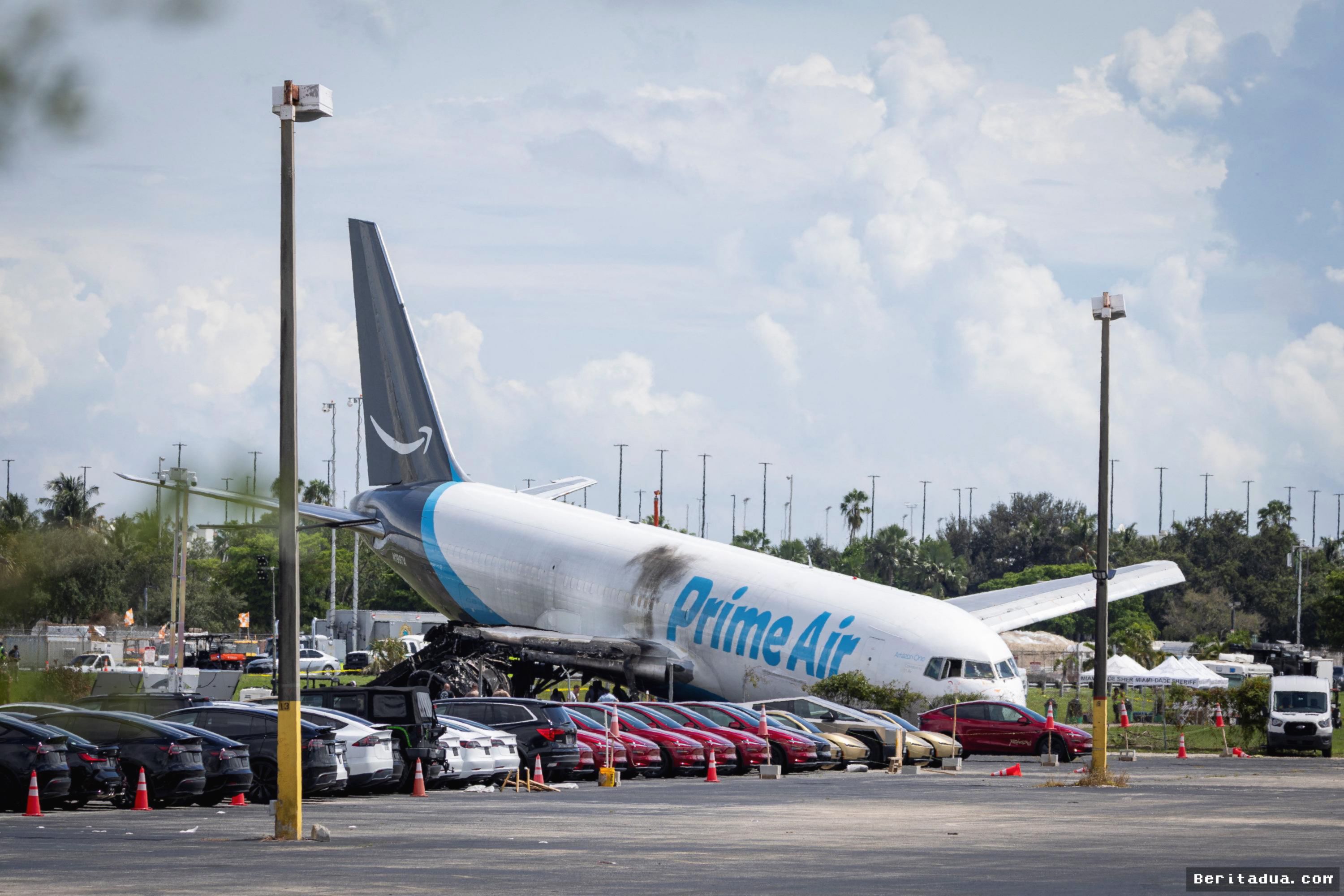 Pesawat Kargo Amazon Jatuh di Miami, Pilot Sempat Peringatkan Kecepatan Berlebih