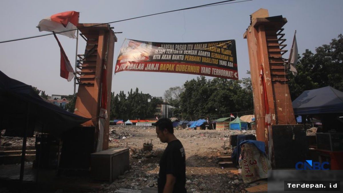 JAKARTA — Pedagang Pasar Taman Puring Bertahan di Bawah Tenda Biru