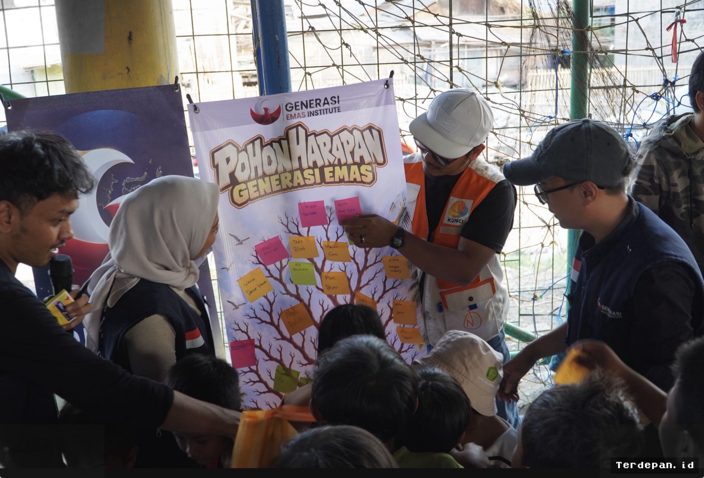JAKARTA — Generasi Emas Institute Gelar Nobar dan Pohon Harapan di Cilincing