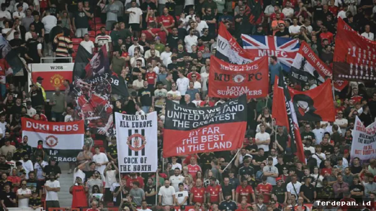 MANCHESTER — Suporter Manchester United Padati Old Trafford Kontra Arsenal