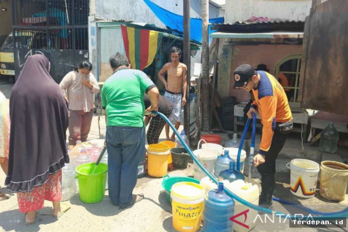 BPBD Makassar Distribusikan Tiga Juta Liter Air Bersih untuk Warga