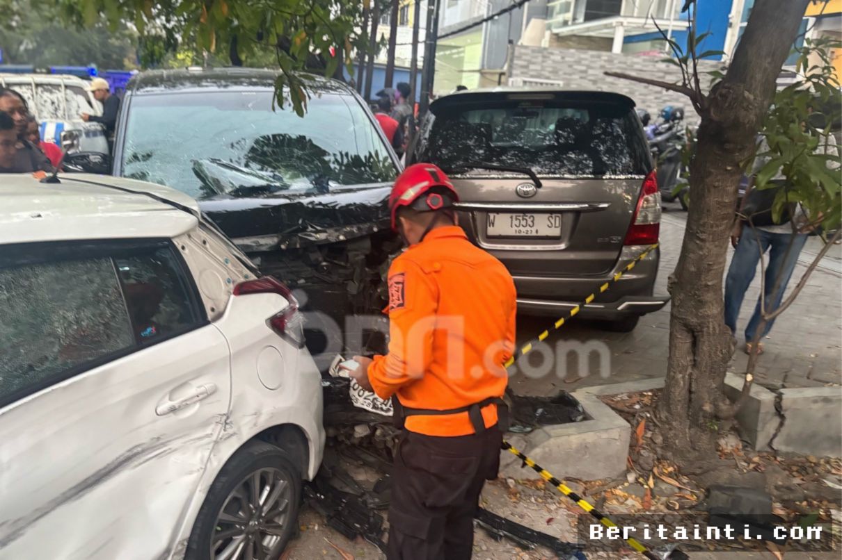 SURABAYA — Sopir Alphard Mengaku Minum Obat Sebelum Tabrakan Beruntun
