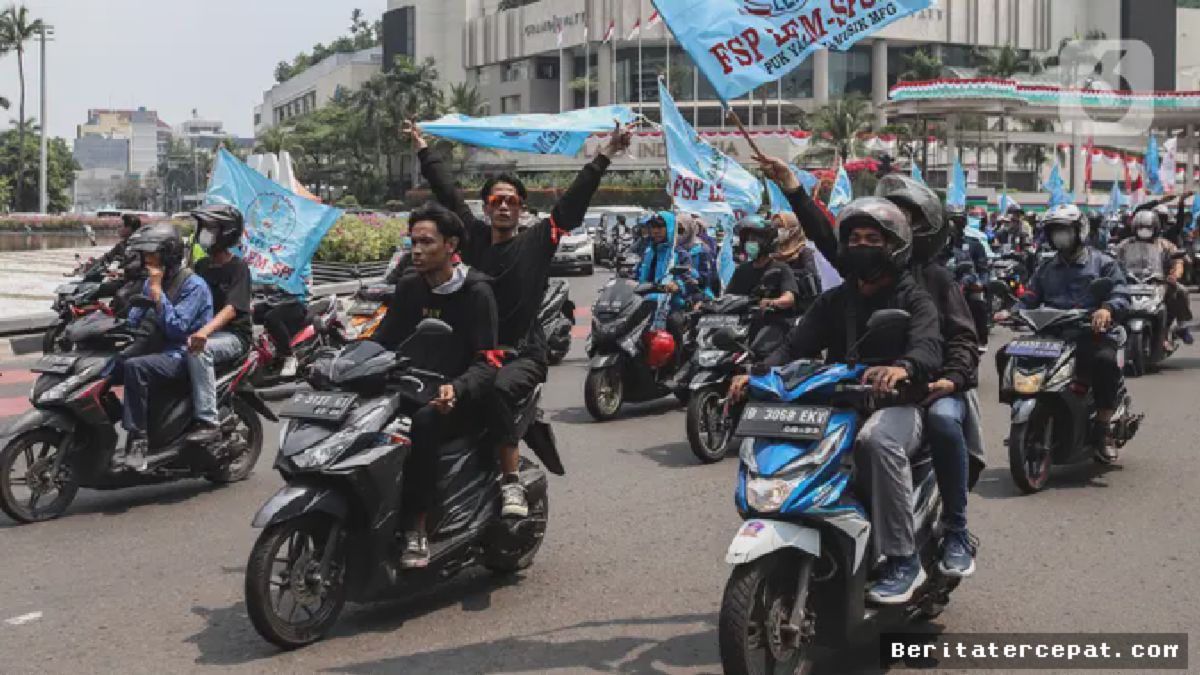 JAKARTA — Ribuan Buruh Konvoi Tuntut Pembatalan UU Cipta Kerja
