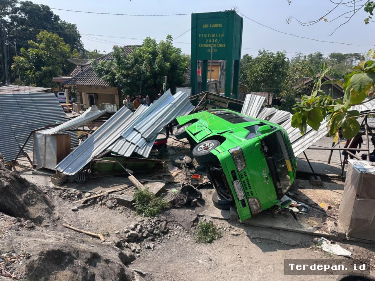 Gunungkidul — Minibus Gagal Menanjak di Tanjakan Bundelan, Satu Penumpang Tewas