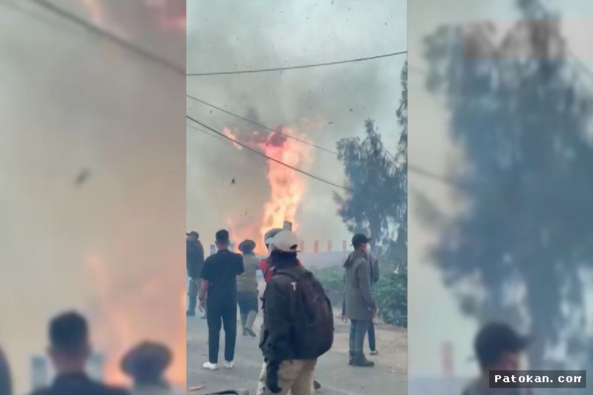 BROMO — Petugas Gabungan Fokus Barikade Api Agar Tidak Dekati Permukiman