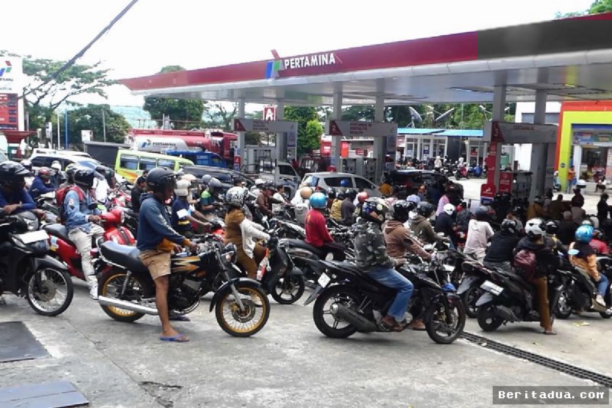 AMBON — Pertamina Minta SPBU Buka Lebih Awal Guna Urai Antrean