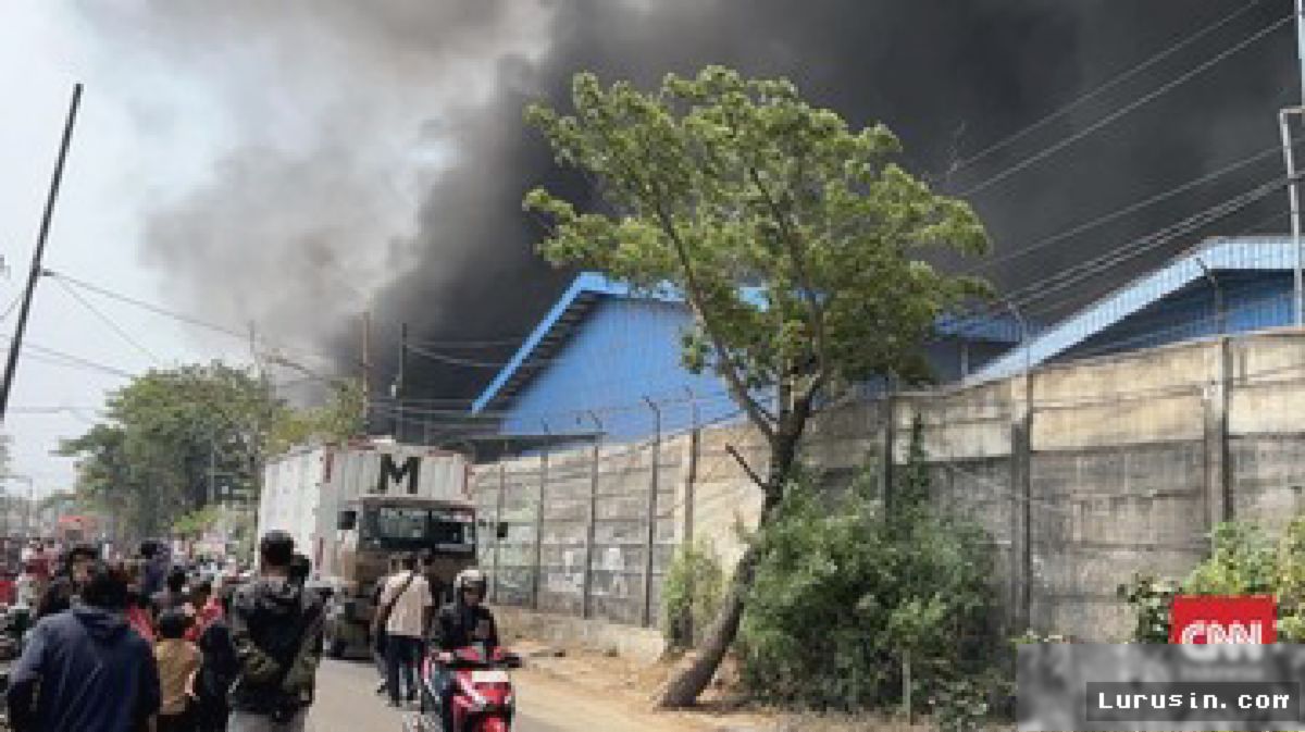 Tangerang — Kebakaran Pabrik Lampu di Batuceper Belum Padam Usai 10 Jam