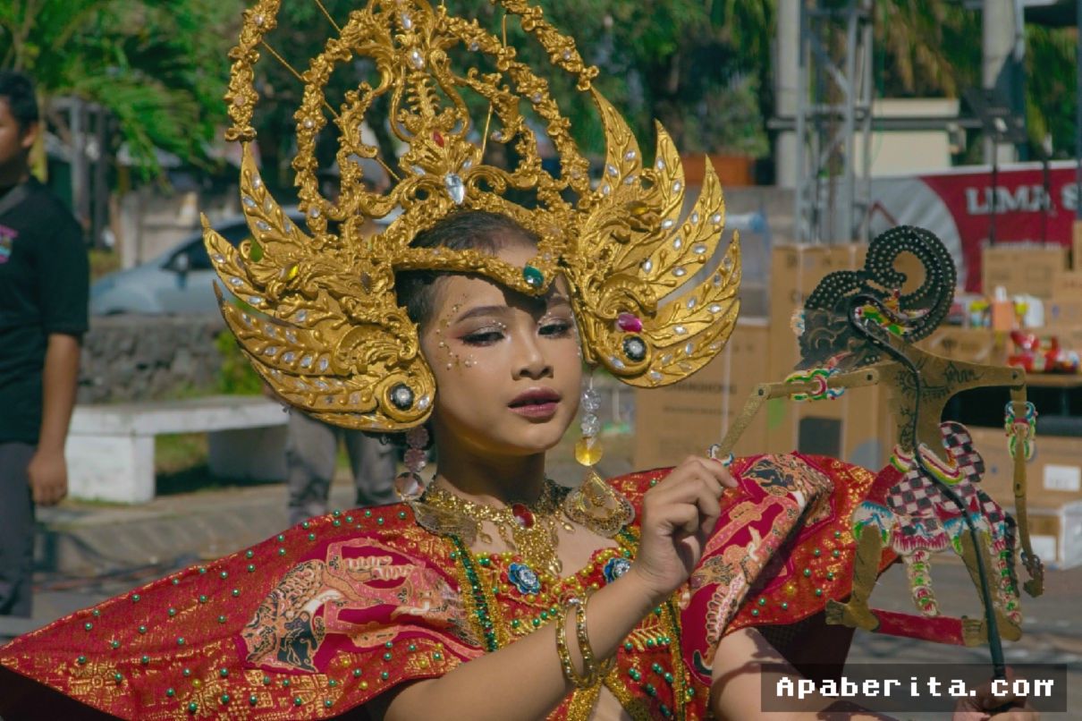 SIDOARJO — Warga Buduran Sulap Sampah Menjadi Kostum Karnaval Elegan