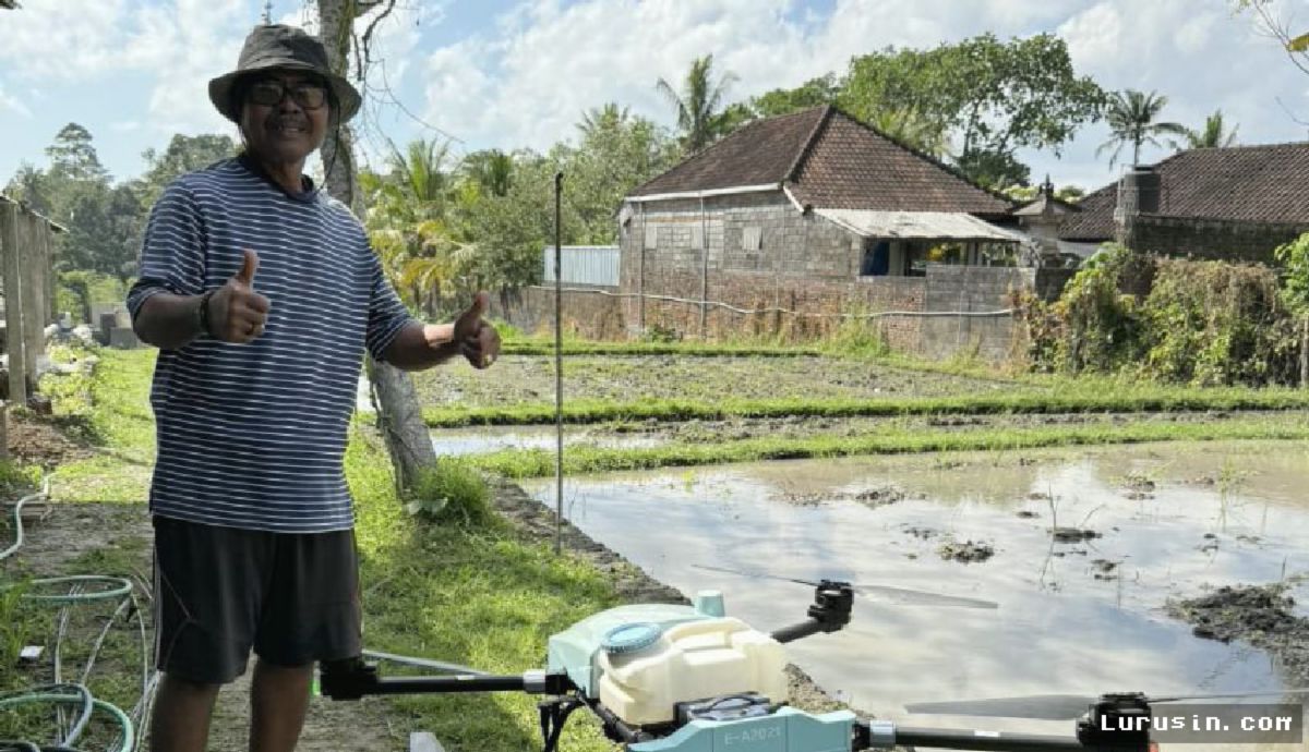 TABANAN — Petani Subak Jaka Manfaatkan Drone Hadapi Penyusutan Lahan Organik