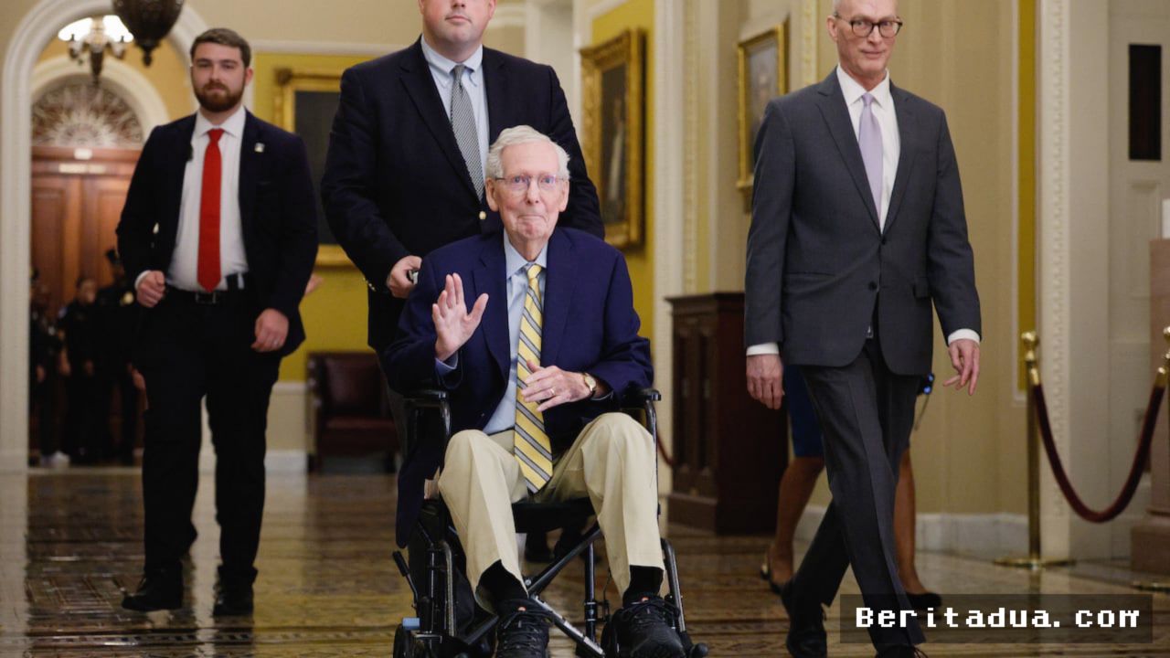 Mitch McConnell Kembali ke Senat AS Usai Tiga Bulan Absen
