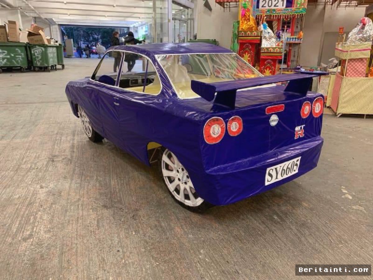 HONG KONG — Pengrajin Lokal Ciptakan Mobil Mewah Kertas untuk Ritual Kematian