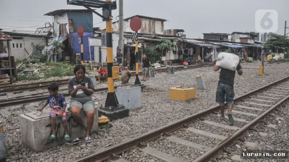 JAKARTA — Kemiskinan Meningkat, Pemukiman Ilegal Bantaran Rel Menjamur