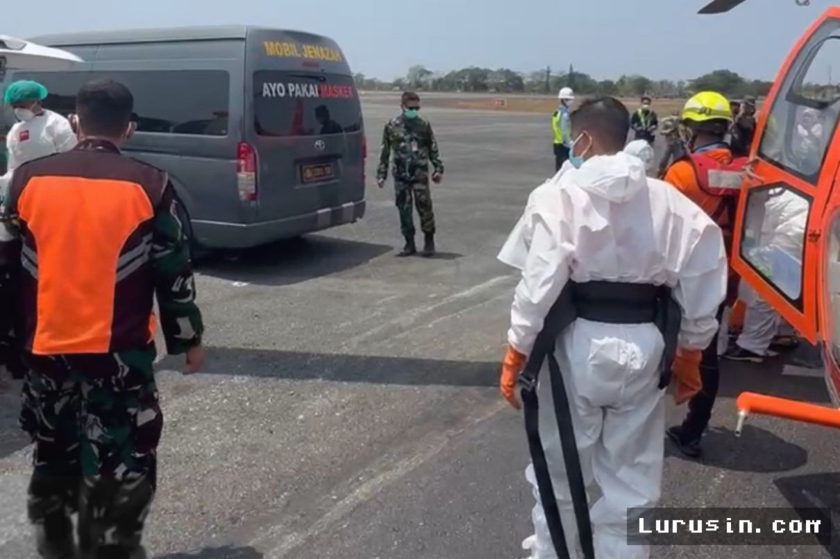 BANJARMASIN — Helikopter Evakuasi 4 Korban Tewas Insiden KM Virgo Transport 8