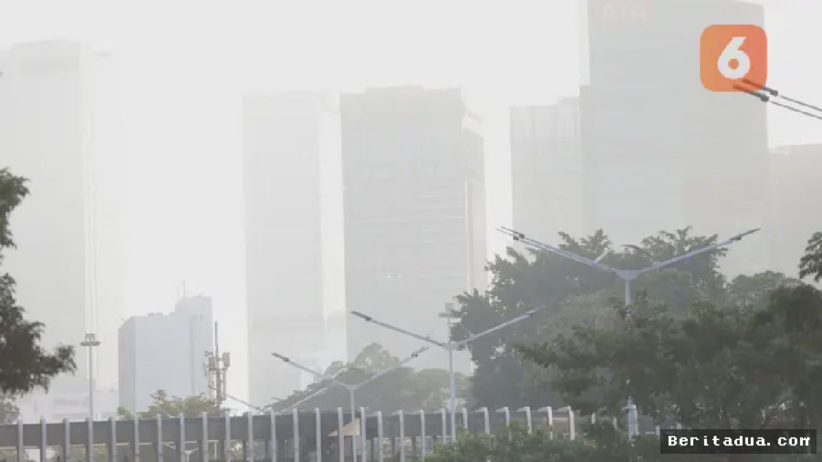 JAKARTA — Abu Vulkanik Selimuti CFD, Warga Gunakan Masker Saat Olahraga