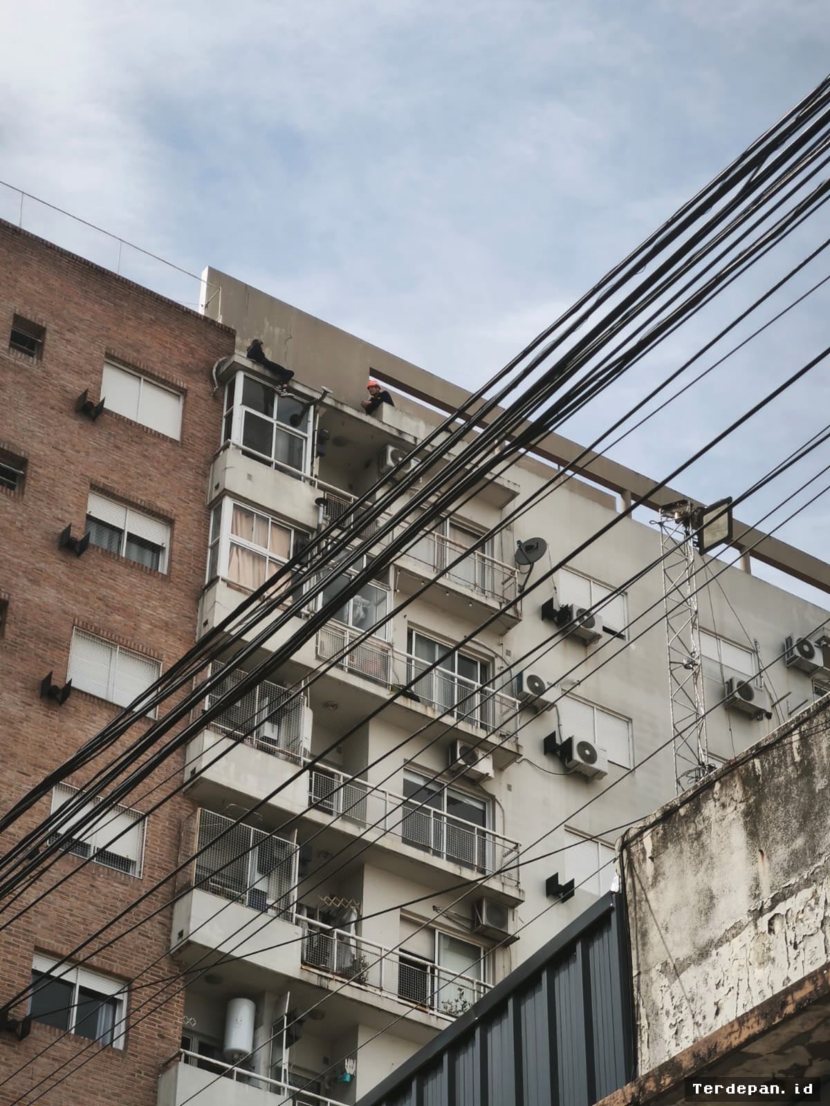 Buenos Aires — Petugas Berhasil Menyelamatkan Wanita dari Atas Gedung