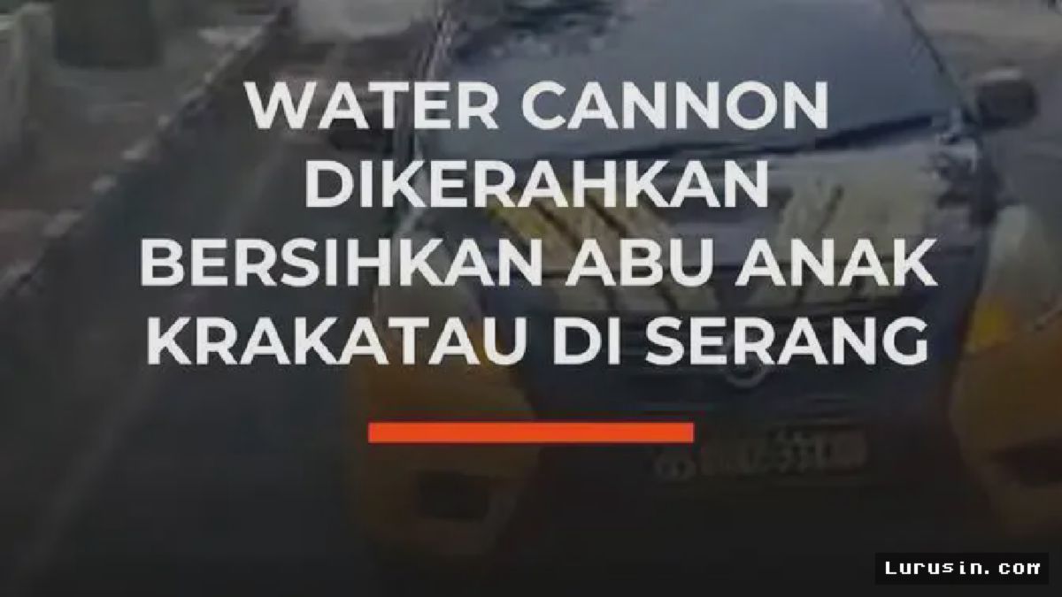 Serang — Polisi Disiagakan Bersihkan Abu Vulkanik Anak Krakatau Menggunakan Water Cannon