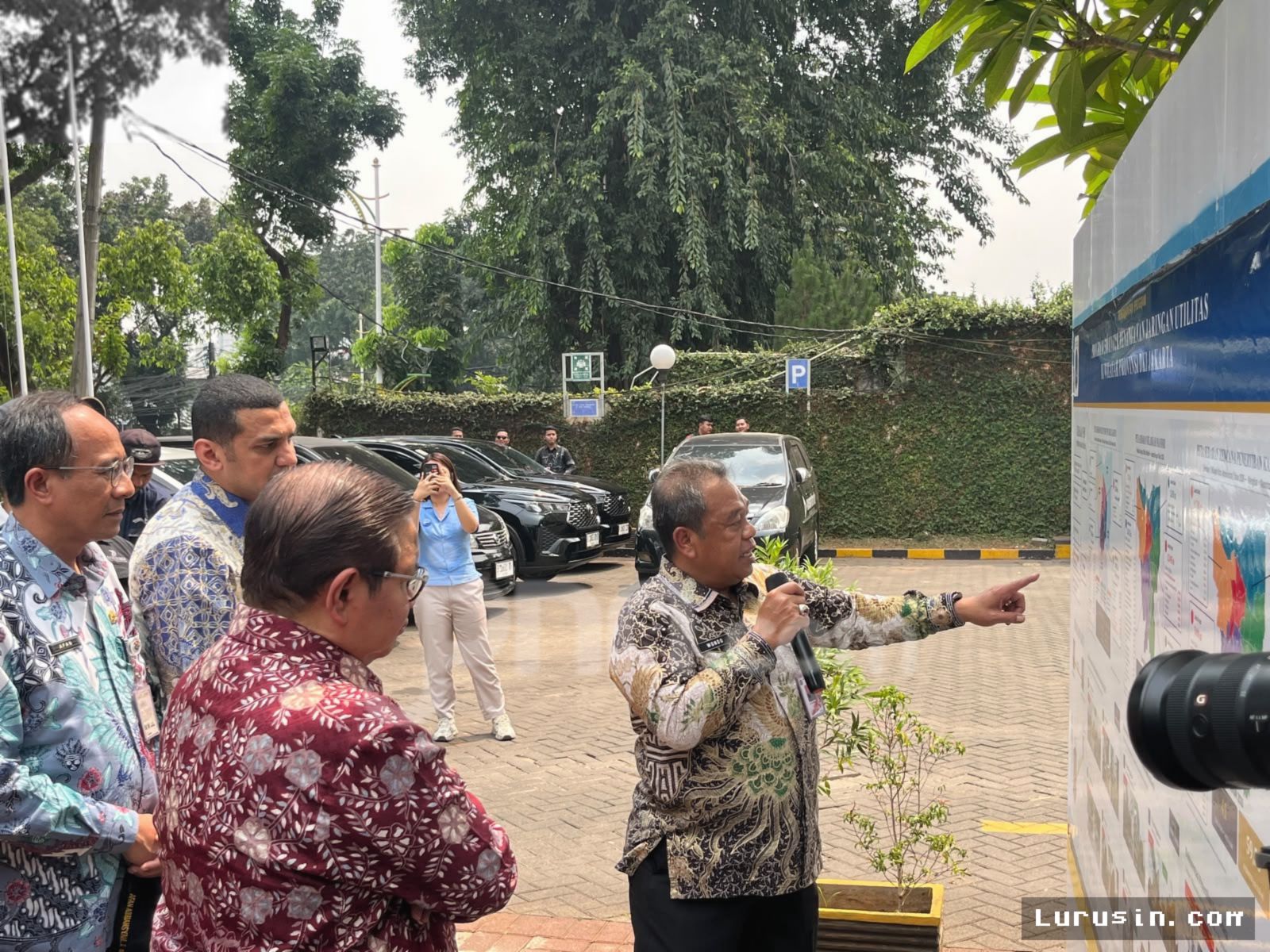JAKARTA — Pramono Anung Targetkan Penanaman 6.500 Kilometer Kabel Udara