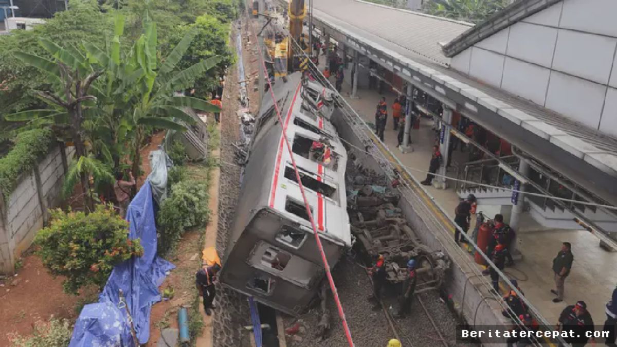 KRL Commuter Line Dievakuasi Usai Tabrakan di Stasiun Bekasi Timur