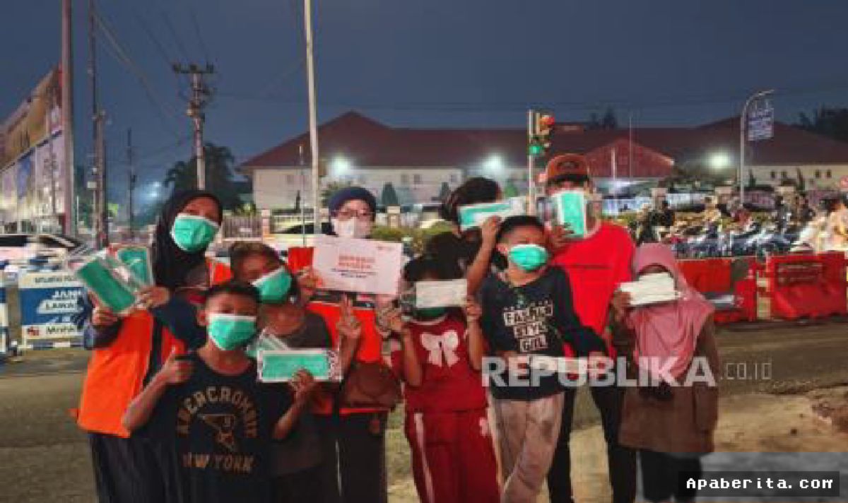 PALEMBANG — Rumah Zakat Bagikan 400 Masker Atasi Udara Pekat