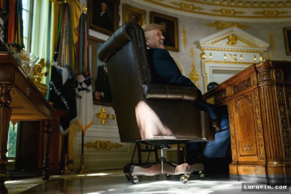 WASHINGTON — Trump Berikan Uang Tunai Rp789 Juta, Ahli Etika Ancam Pemakzulan