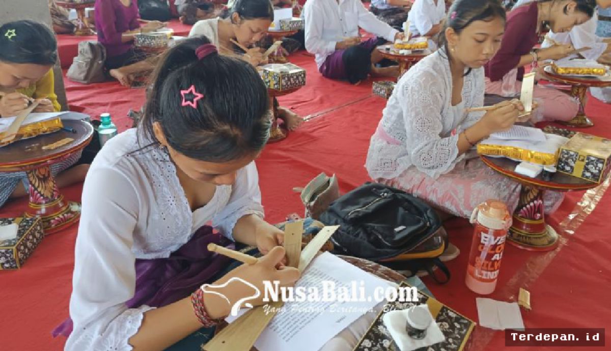 BULELENG — 109 Siswa SMP Ikuti Pelatihan Nyurat Lontar di Gedong Kirtya