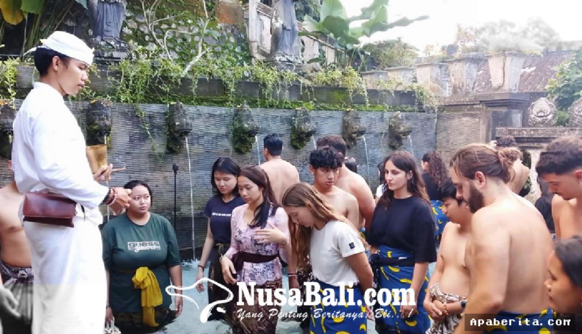 KARANGASEM — Wisatawan Asing Padati Pura Pasucian Tirtagangga untuk Ritual Melukat