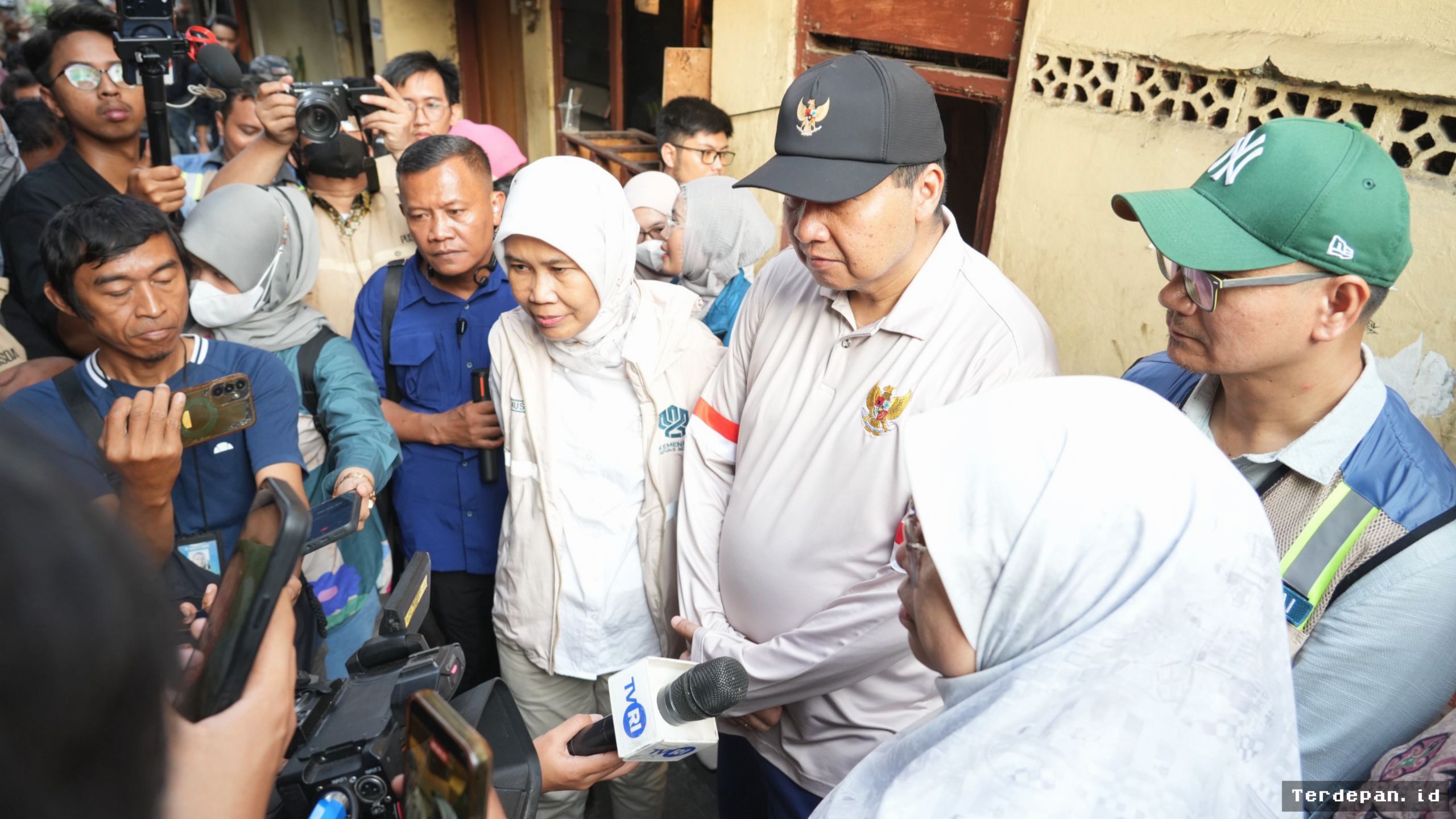 Menteri PKP Tinjau Bedah Rumah Menteng dan Targetkan Tuntas Desember 2025